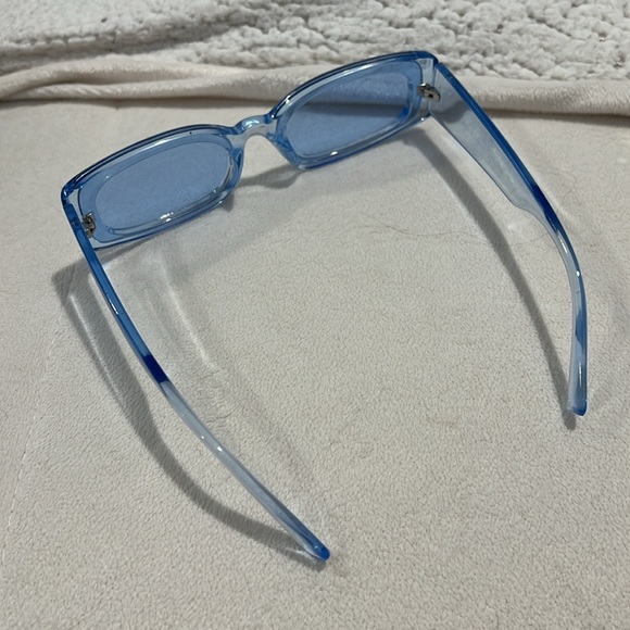 Blue clear rounded rectangle sunglasses - Picture 4 of 5